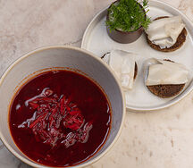 Борщ с мясом говяжьих ребер, бородинским  хлебом и салом