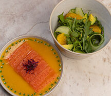 Слабосоленый лосось, апельсин, авокадо и рукола