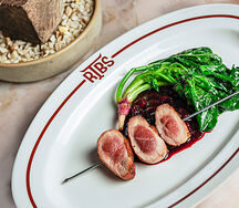 Утиное филе, шпинат, вишневый демиглас