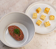 Тартар из говядины с картофельным хлебом и трюфельным майонезом