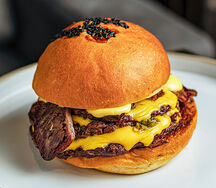 Сырный бургер с двумя котлетами из мраморной говядины, мясом ребер и трюфельным майо