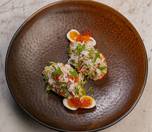 Оливье с крабом, красной икрой и мягким перепелиным яйцом