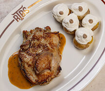 Цыплёнок с соусом рокфор, картофелем, сметаной и трюфелем