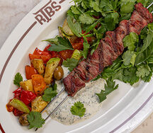 Шампур из ягнёнка с греческими овощами и соусом дзадзики