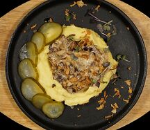 Бефстроганов с картофельным пюре