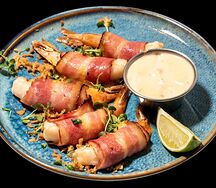 Креветки в беконе