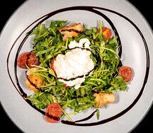 Салат с креветками и сыром страчателла