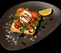 Брускетта с форелью и яйцом пашот 