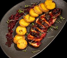 Утка под брусничным соусом