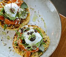 С лососем и яйцом бенедикт