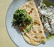 Кокосовый скрембл с лепешкой роти