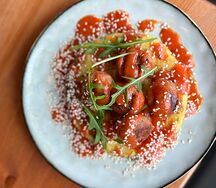 С веганскими фрикадельками и соусом из печеных овощей