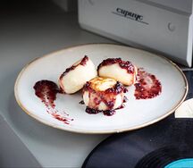 Сырники с вишней и творожным крем-сыром