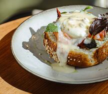 Хлеб хокайдо с лососем, яйцом пашот и авокадо