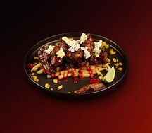 Крылья сладкая кола с попкорном, криспи беконом и картофелем фри