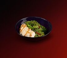 Зеленый салат с авокадо и курицей