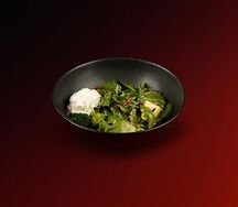 Зеленый салат с авокадо и страчателлой