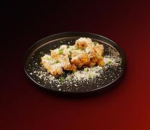 Крылья сырные с криспи беконом, крекерами и зелёным луком