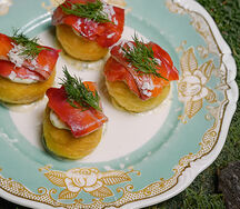 Пончики с маринованной мурманской форелью в свекле и хрена