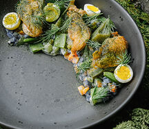 Салат с мясом перепелки, солеными груздями и свежими травами