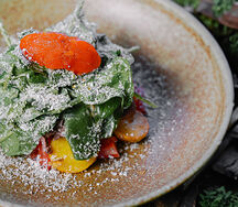 Салат с подкопченным мясом теленка, печеными томатами и сорбетом из лечо