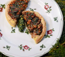 Открытый пирог с томленой лопаткой барашка и овощами	