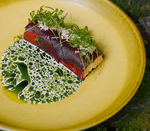 Краб с печеной на углях с соусом из мидий