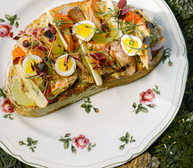 Бутерброд с печенью трески, форелью и соусом тартар