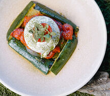 Салат с печеными овощами и бураттой с сыроварни Курцево