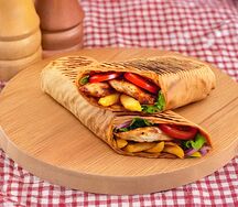 Мини-шаурма с курицей и картофелем фри в сырном лаваше