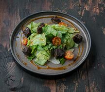 Салат с говяжьими щечками