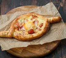 Лодочка с беконом и вялеными томатами