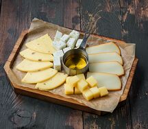 Тарелка сыров с медом