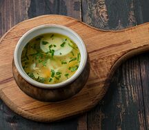 Куриный бульон с лапшой и яйцом