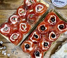 Рулетики из слабосоленой рыбы в ассортименте