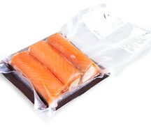 Ролл из форели с тартаром из краба и гребешка