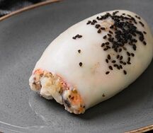 Кальмар фаршированный лососем, креветкой и гребешком