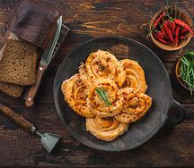 Рулет горячего копчения из лосося с паприкой и сыром