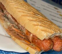 Хот дог с двумя сосиками