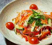 Салат с курицей и фунчозой