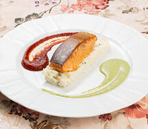 Семга с дымком со сливочным рисом и соусом из шпината