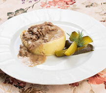 Говядина Бефстроганов с картофельным пюре и бочковым огурчиком