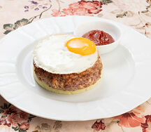 Бифштекс тяпанный по рецепту Пяткин с яйцом и картофельным пюре