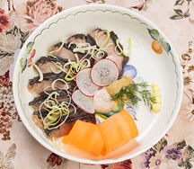 Сом копченый с дымком и с хреном подаваемый