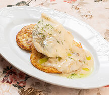 Филе судака на картофельных оладьях под соусом из белых грибов