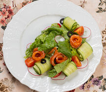 Салатъ съ красной рыбой, овощами и заправкой на манер французский