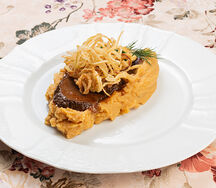 Воловьи щечки с гороховым пюре долгого мления в соусе из ржаного монастырского хлеба