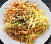 Плов с курицей и капустным салатом 