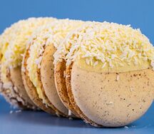 Десерт Macarons big кокос