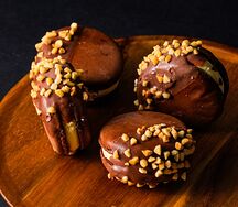 Десерт Macarons big солёная карамель-арахис 